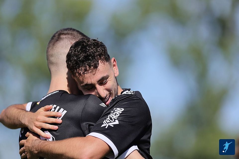 Viele Anlass zum Umarmen: Der FC Eddersheim legt mit sechs Siegen aus den ersten sechs Spielen einen perfekten Saisonstart hin. Viele Anlass zum Umarmen: Der FC Eddersheim legt mit sechs Siegen aus den ersten sechs Spielen einen perfekten Saisonstart hin.