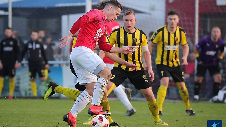 Michal Hvezda (in Rot) wechselt in der neuen Saison vom ASV Cham zum 1. FC Bad Kötzting.