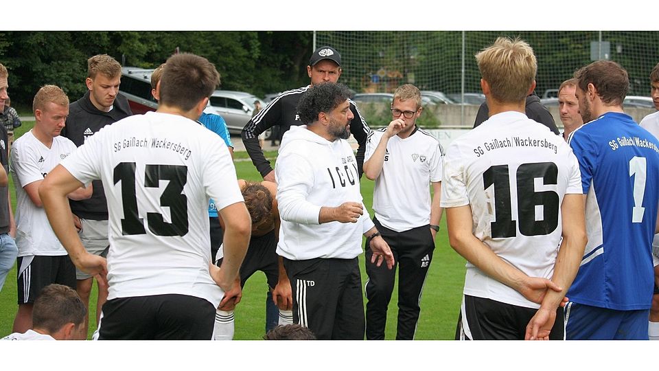 Kein Vorwurf an sein Team: Trainer Tarkan Demir (Mi.) bei einer ersten Spielanalyse nach dem Schlusspfiff.