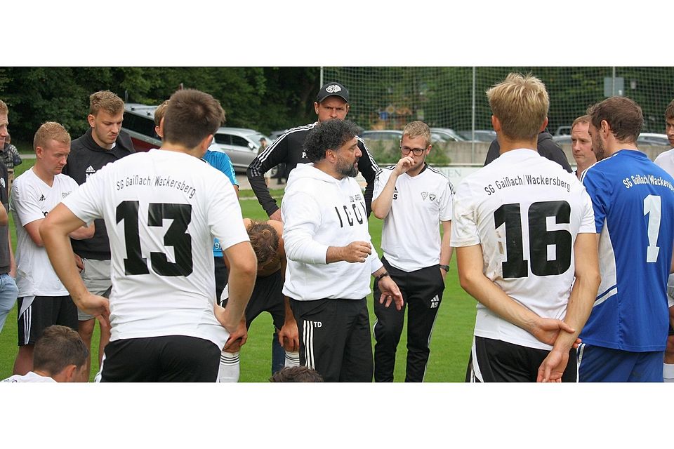 Kein Vorwurf an sein Team: Trainer Tarkan Demir (Mi.) bei einer ersten Spielanalyse nach dem Schlusspfiff.