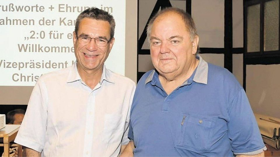 Hans-Christian Olpen vom Fußballverband Mittelrhein (links) überreichte einen Scheck über 500 Euro an Josef Hemrich von der DJK Montania Kürten für das Engagement in der Flüchtlingsarbeit.