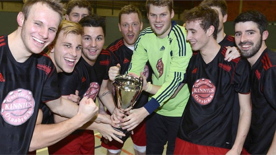 Geschafft: Viktorias Bezirksligakicker mit dem Pokal der Stadtmeisterschaft. Foto: Pentermann
