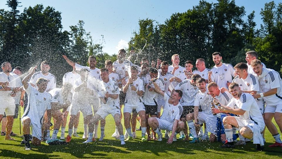  Wasserdusche während des Spiels, Bierdusche nach dem Spiel: Die Fußballer des SV 08 Laufenburg im Freudentaumel. 