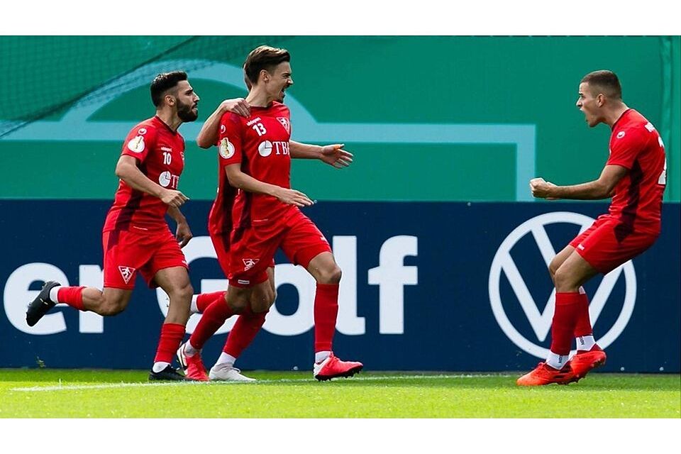 Jubel bei Rielasingen-Arlens Gianluca Serpa (von links), Daniel Niedermann und Ivo Colic nach dem Tor zum 1:0 gegen Holstein Kiel.