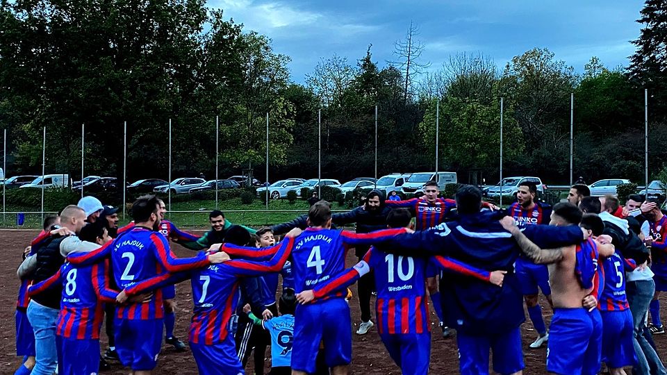 Jubelkreis: Der SV Hajduk feiert den souveränen 4:2 Heimsieg gegen SV Bosna 04