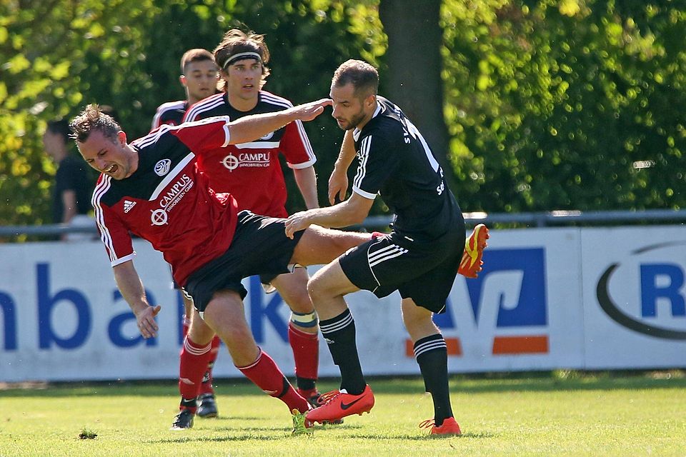 Donaustauf (in rot) und Seubersdorf siegen am siebten Spieltag - der SV zum fünften Mal am Stück, die Eintracht zum ersten Mal in dieser Saison. F: Brüssel