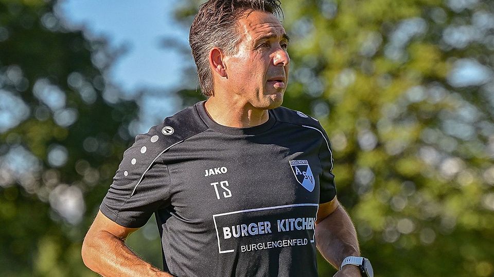 Der neue Übungsleiter Timo Studtrucker hat seine Arbeit beim 1. FC Rieden aufgenommen. Ein Rang im vorderen Tabellenbereich ist das erklärte Saisonziel des verjüngten Teams.