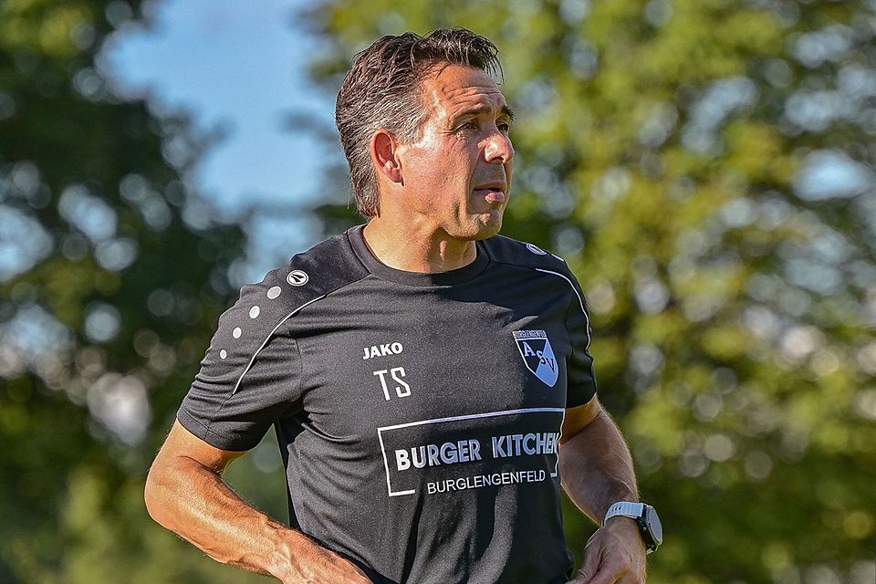 Der neue Übungsleiter Timo Studtrucker hat seine Arbeit beim 1. FC Rieden aufgenommen. Ein Rang im vorderen Tabellenbereich ist das erklärte Saisonziel des verjüngten Teams.