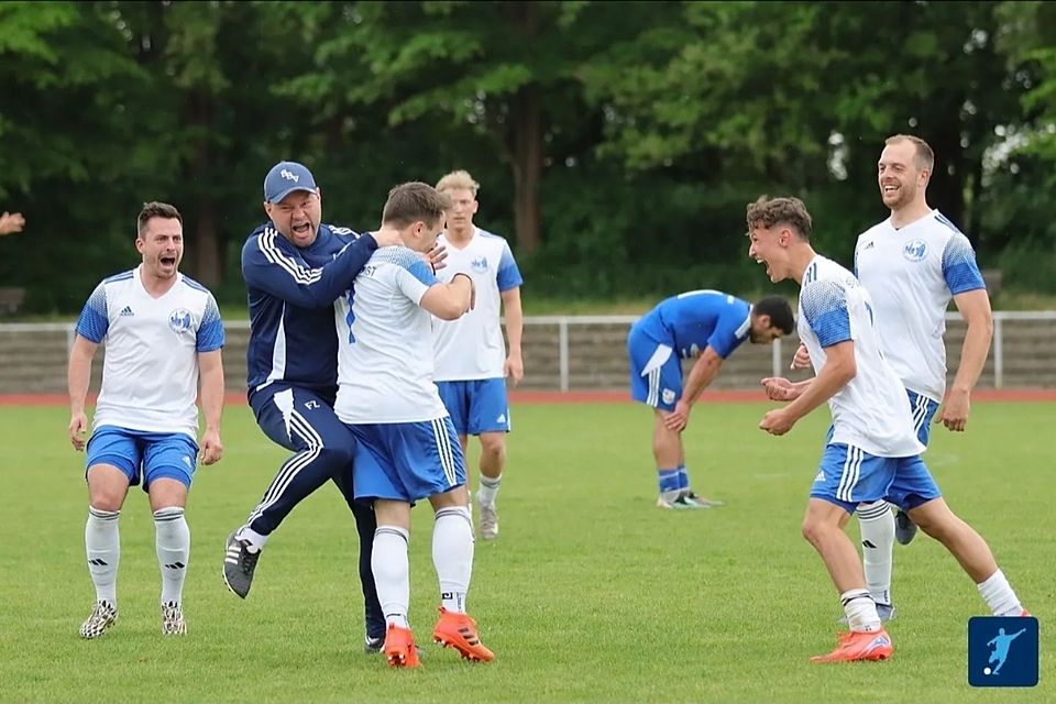 kollektiver Weilerswister Torjubel nach dem 4:1 Treffer durch Stefan Silva-Santos von re. nach li. Dennis Besirovic, Maxim Zajcev,  Stefan Silva-Santos, SSV Coach Frederik Ziburske, Sven Stanienda im Hintergrund dazu kommenden Basti Schmitz 