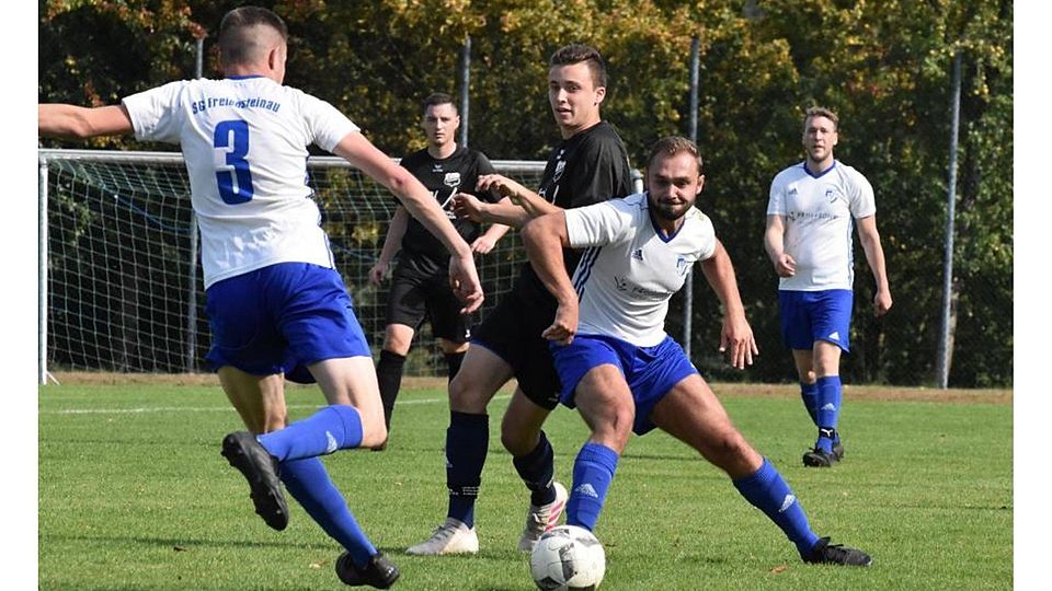 Julian Sill (Zweiter von rechts) erzielte den zwischenzeitlichen Ausgleich für die SG Freiensteinau II gegen die KSG Radmühl. 	Foto: Zinn