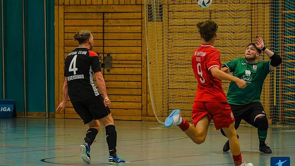 Der schönste Treffer des Tages: Christopher Parzefall trifft per Lupfer.