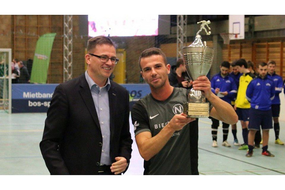 Gmünds Erster Bürgermeister Joachim Bläse überreicht Visar Mustafa von der Normannia den Pokal.  F: Stadelmaier