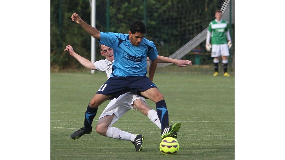 Wattweilers Steven Shehata lässt sich von Althornbachs Patrick Früauf nicht vom Ball trennen. Foto: Marco Wille