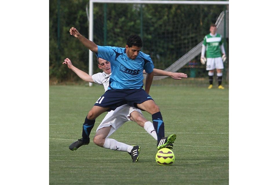 Wattweilers Steven Shehata lässt sich von Althornbachs Patrick Früauf nicht vom Ball trennen. Foto: Marco Wille