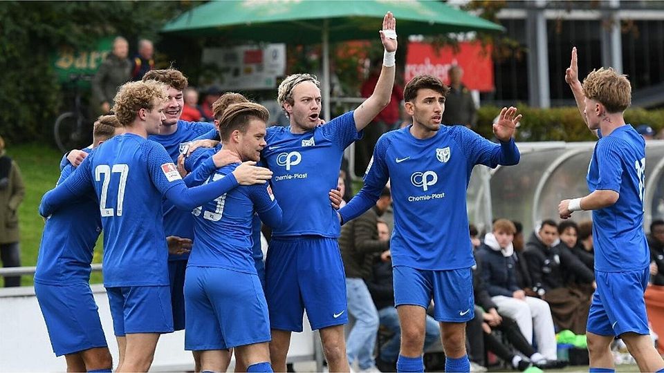 So sehen Sieger aus: Die Spieler des FC Bad Oeynhausen bejubeln in dieser Szene die 1:0-Führung durch Felix Brinkmann (verdeckt), was auch der Endstand ist.