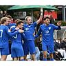 So sehen Sieger aus: Die Spieler des FC Bad Oeynhausen bejubeln in dieser Szene die 1:0-Führung durch Felix Brinkmann (verdeckt), was auch der Endstand ist.