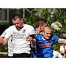 Augen zu und durch: Sebastian Baumann (blaues Trikot) im Kopfballduell mit Bodenheims Calvin Faßnacht.	Foto: Haas