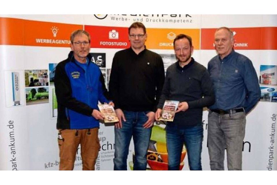 Die ersten Exemplare der Festschrift übergibt Thomas Ter Heide (Zweiter von links) vom Medienpark in Ankum an die Vorstandsmitglieder Ulrich Wernsing (links), Marcus Havermann (Zweiter von rechts) und Reiner Wellmann (rechts). Foto: Burkhard Dräger