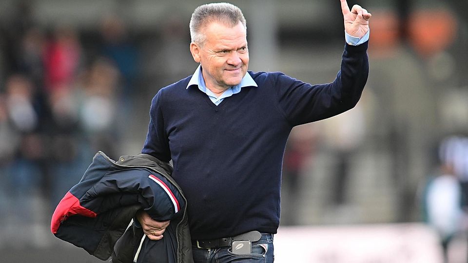 Der Finger geht wieder nach oben: „Die Mannschaft hat eine sehr positive Entwicklung genommen“, sagt Präsident Manni Schwabl.