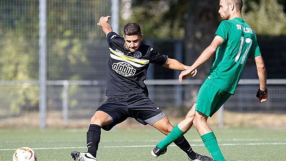 So wie hier gegen Zeilsheims Ahmet Gök kam Flörsheim in der Defensivarbeit einige Male in der Saison zu spät. Archivfoto: Lorenz.