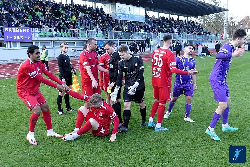 Ordentlich Feuer drin war zwischen Eintracht Bamberg (in lila) und den Gästen von Türkgücü München. Am Ende trenten sich beide schiedlich friedlich mit 1:1.
