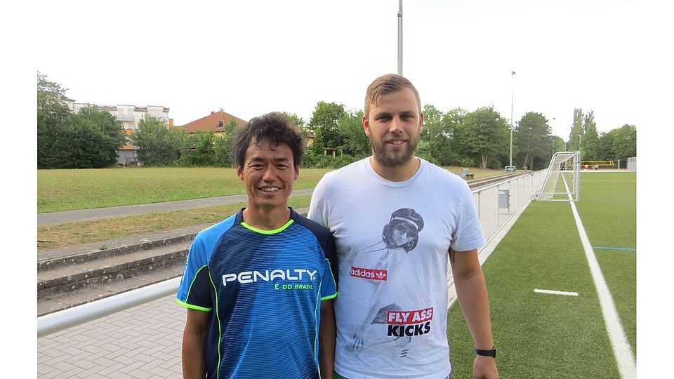 Basara-Trainer Matthias Güldener (rechts) und Neuzugang Atsushi Takase. Foto: Marth