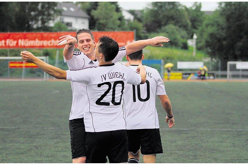 Pantaleo Stomeo (links) erzielte in seinem ersten Meisterschaftsspiel für den FV Wiehl II gleich den Treffer zum 1:0., Foto: Giesen