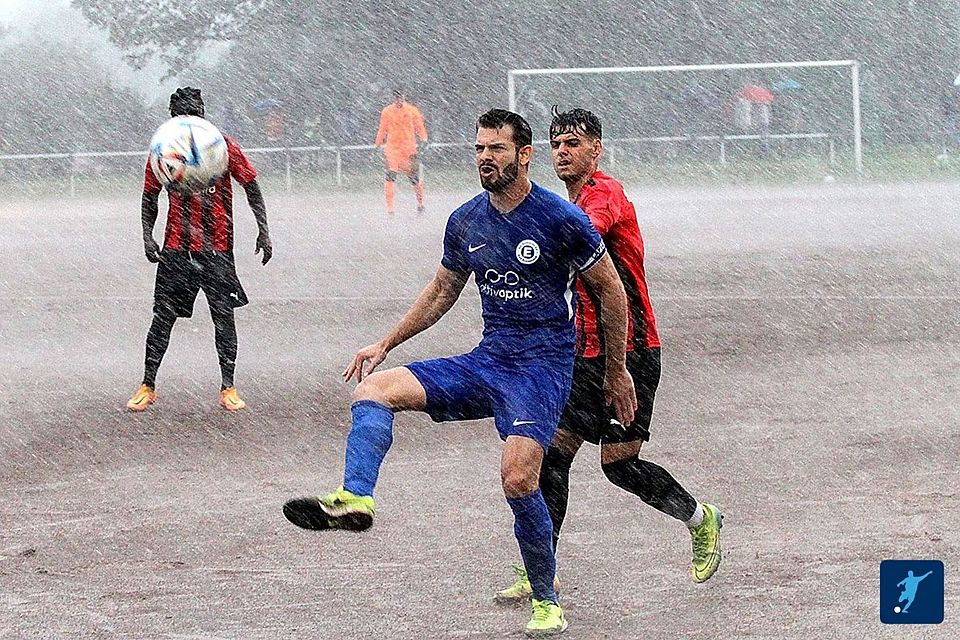 Nach der Regenschlacht gegen Hassia Bingen wollen Eintracht-Kapitän Deniz Darcan (blau) und Co in der Liga nachlegen.