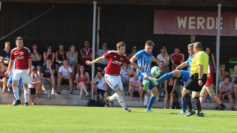 "It´s Derbytime" in der "Dumba-Arena", wo der SCK (in Rot-Weiss) dem hohen Favoriten aus dem nahen Tremmersdorf (in Blau) Paroli bieten will. Unsere Aufnahme stammt aus dem Jahr 2018.