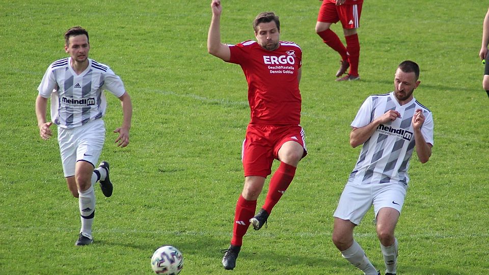 Der SC Lorenzen (in Rot) gewann am letzten Spieltag mit 10:1 bei Schlusslicht Holzheim.