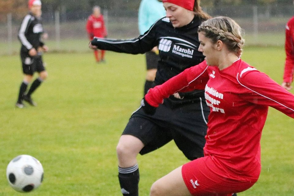 Erinnerung an bessere Zeiten: Mit Viktoria Schmidt (r.) kehrt eine Kickerin aus der Moosburger Bayernliga-Ära (hier 2018 gegen Otting) zum FCM zurück.