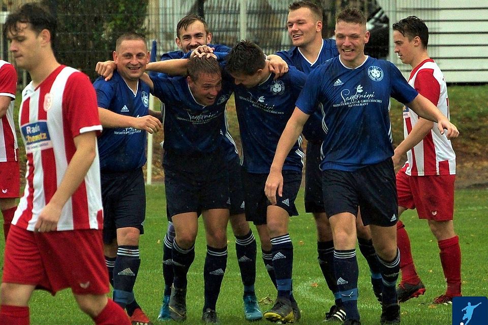 Für eine echte Überraschung sorgte der Nordsachsenligist FSV Wermsdorf (blaue Trikots). Der frisch gebackene Kreispokalsieger übersprang keine 48 Stunden nach den Pokalcoup auch die erste Hürde im Sachsenpokal - den TSV IFA Chemnitz.