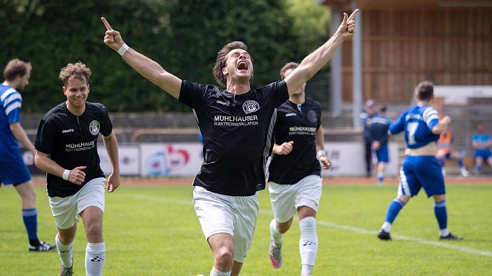 Jubel der Erleichterung: Kilian Blumberg (FCAP) traf zum wichtigen, die Nerven beruhigenden 1:0 für die Platzherren, die sich am Ende durch den 4:0-Sieg noch direkt retteten.