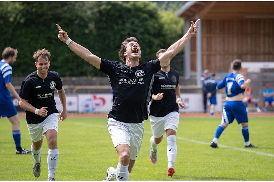 Jubel der Erleichterung: Kilian Blumberg (FCAP) traf zum wichtigen, die Nerven beruhigenden 1:0 für die Platzherren, die sich am Ende durch den 4:0-Sieg noch direkt retteten.