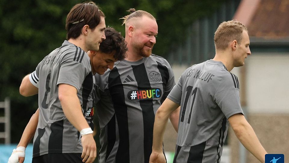 Gleich sechs Mal durften die Spieler der SG Walluf in der Jubeltraube zusammen kommen. 