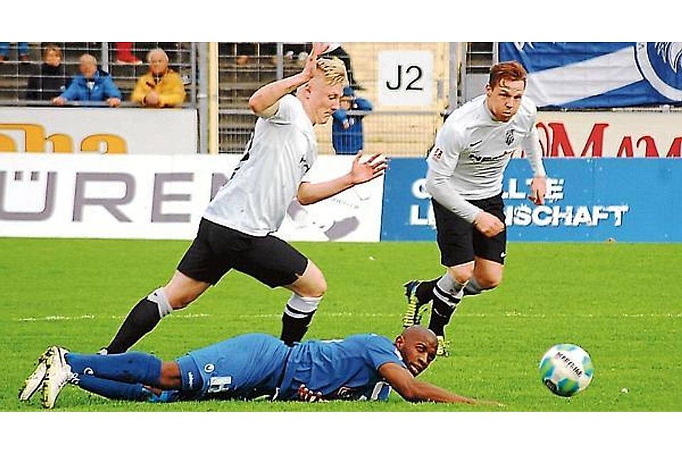 Die Cloppenburger (links Nick Köster und Tim Wernke) schickten den VfB Oldenburg (Cherif Mohamed Aidara) auf die Bretter. Der BVC triumphierte im Derby mit 2:1. Bodo Tarow