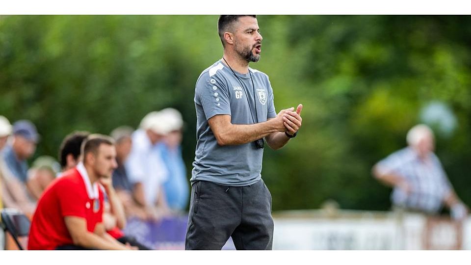 Die Tage von Chefcoach Gino Parson und auch dessen Assistenten Marco Vollhardt an der Seitenlinie von Eintracht Stadtallendorf sind gezählt. Trotz zuletzt guten Ergebnissen muss das Trainerduo des Fußball-Hessenligisten am Saisonende gehen. © IMAGO/Stefan Tschersich