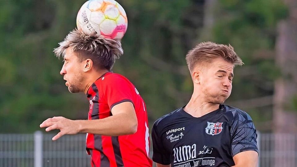 Christian Feger (TuS Bonndorf/links) kommt im Luftkampf als Erster an den Ball.