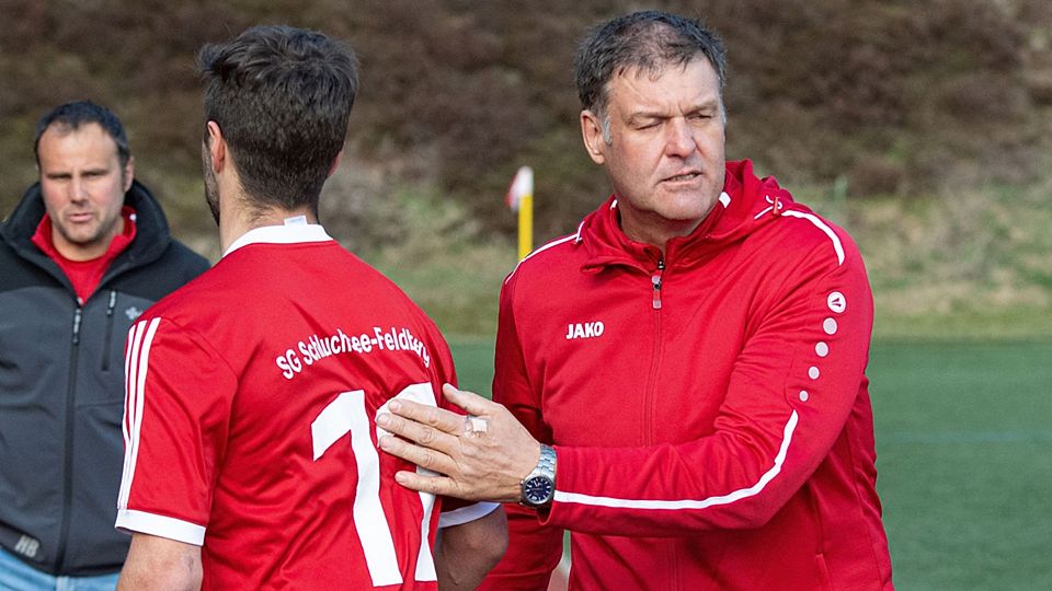 Zusammenhalt zählt für Schluchsees Fußballtrainer Norbert Lewke (rechts). | Foto: Wolfgang Scheu