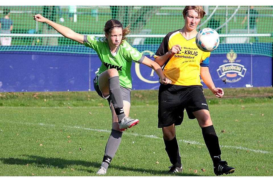 Veronika Schöberl (li) erzielte drei Tore beim 8:2 des VfB Straubing gegen die SpVg Eicha.  Foto: Meier