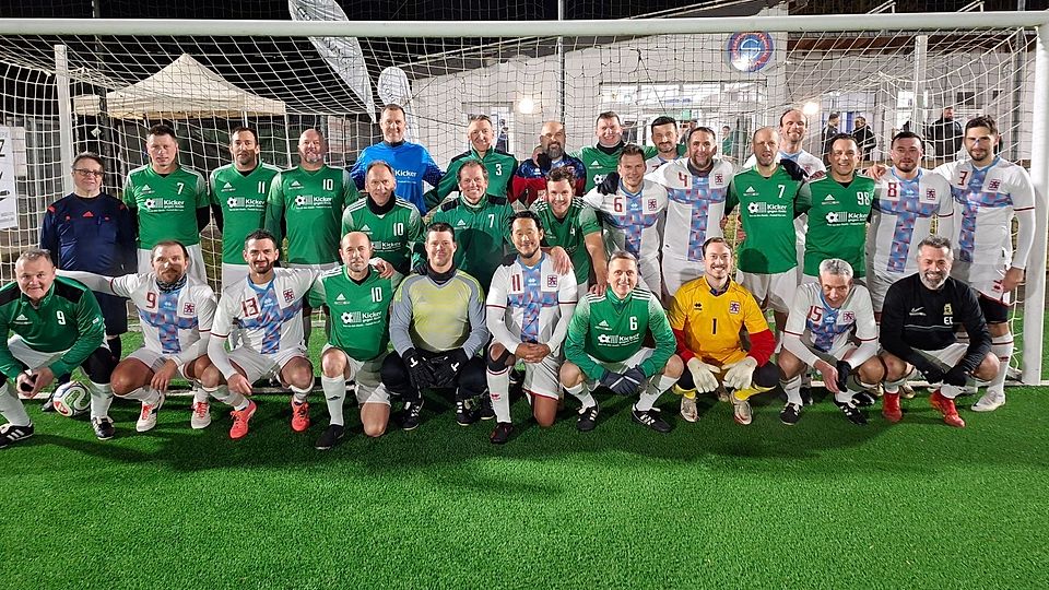 Viele hundert Ober- und Regionalligaspiele sowie zahlreiche Einsätze in der höchsten Luxemburger Spielklasse und in der Nationalelf des Großherzogtums standen beim Wintercup-Einlagespiel der Fußballlegenden auf dem Platz. Links: Schiedsrichter Franz-Josef Ferring aus Minden.