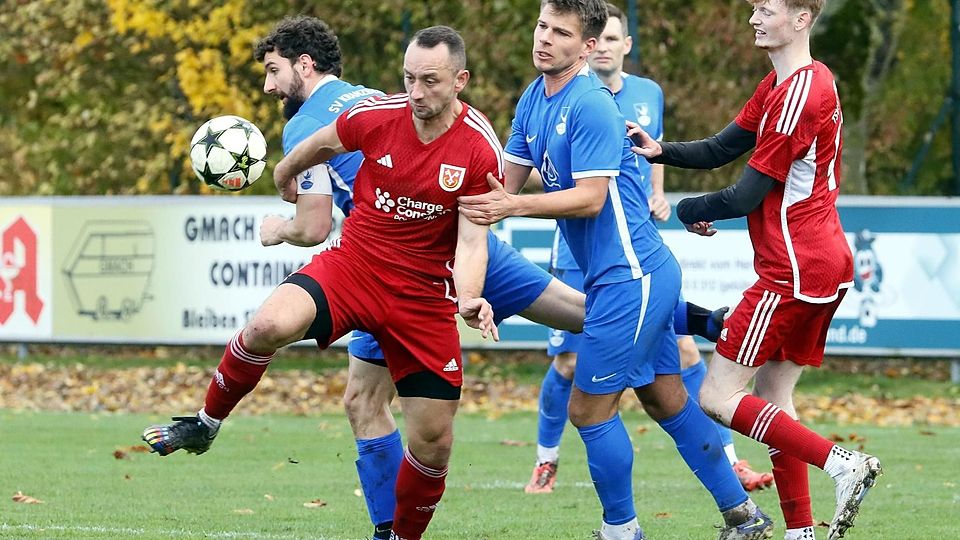 Hatten die Nase vorn: Die Allershausener (rote Trikots) gewannen mit 2:0 gegen den bis dahin ungeschlagenen Tabellenführer aus Kranzberg.