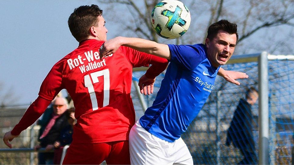 Ein Wiedersehen mit Kamil Mitka (rechts) gibt es für die Gruppenliga-Fußballer des SV Nauheim beim Gastspiel in Fehlheim. Archivfoto: Uwe Krämer