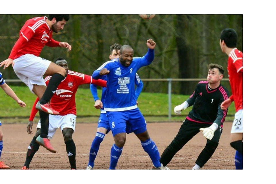 DSK-Spieler  Ibrahim Sen (links) versucht sich gegen den FC Leverkusen mit einem Kopfball.Foto: UH