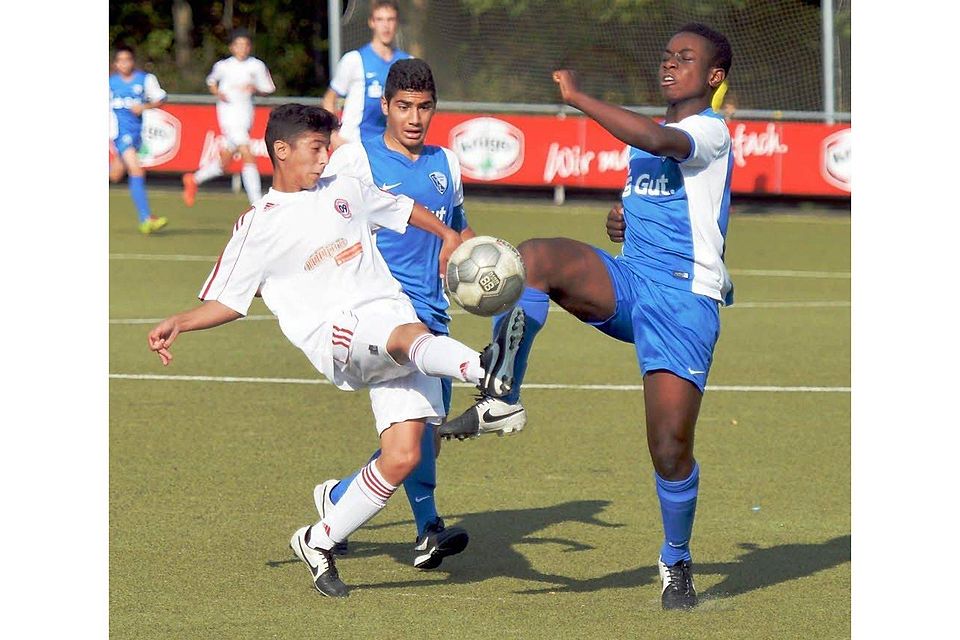 Der Bergisch Gladbacher Süleman Tugra Koc (l.) und Phillip Aboagye kämpfen um den Ball., Foto: Bilder: Herhaus