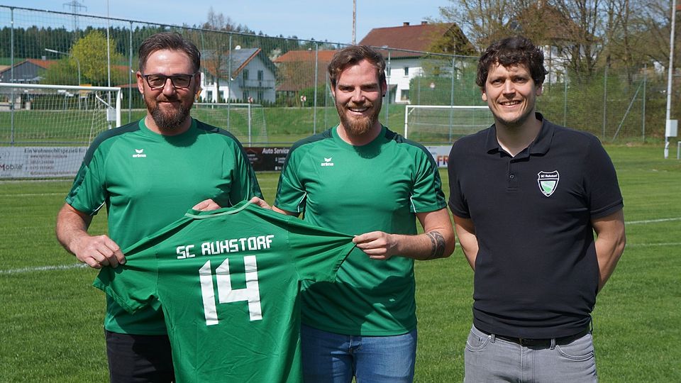 Ruhstorfs Sportvorstand Manuel Hochhäusl (re.) mit Helmut (li.) und Kevin Heißenhuber