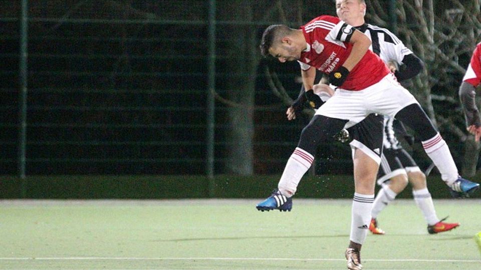 Kopfballsieger: Der Alzeyer Mirkan Gülcehre (vorne) setzt sich energisch gegen Niklas Schmitt durch.