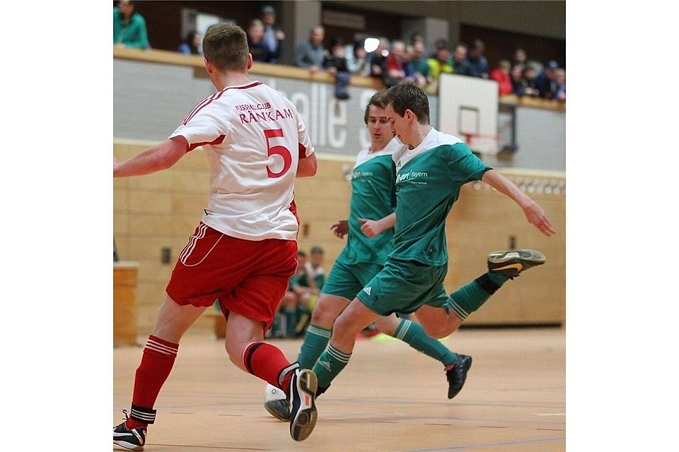 Man kann also beim Futsal auch kernig draufhauen. Wie früher ...  Foto: Archiv