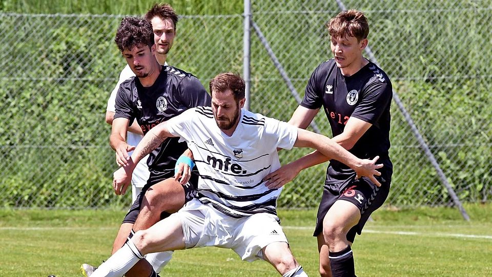 Der Oldie weiß, wie man den Ball abschirmt: St. Wolfgangs Christian Brucia (M.) behauptet sich gegen die beiden Dorfener Bernardo Kittler Venda (l.) und Thomas Gradl. Im Hintergrund: St. Wolfgangs Manuel Daumoser.