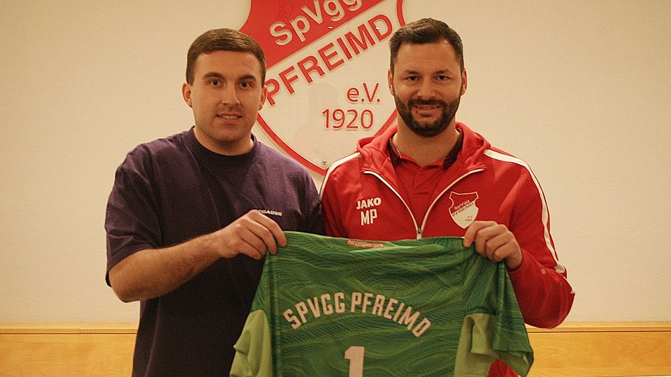 Sportlicher Leiter Michael Prey (rechts) begrüßt Sommerneuzugang Florian Bertelshofer in Pfreimd.